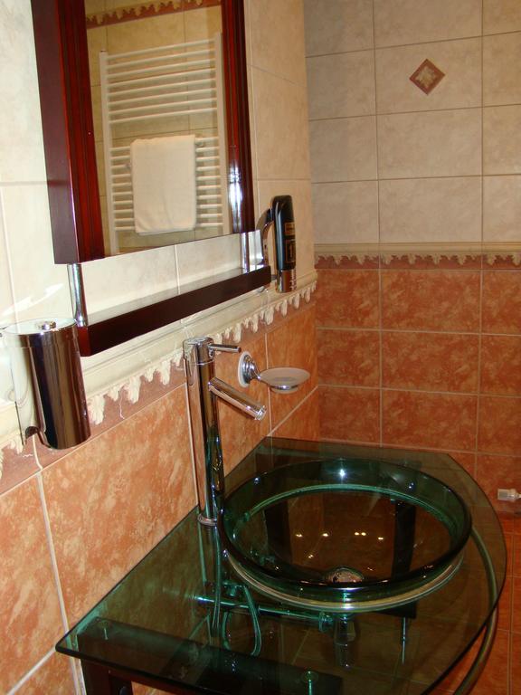 Hotel Alexander'S Nitra Bagian luar foto