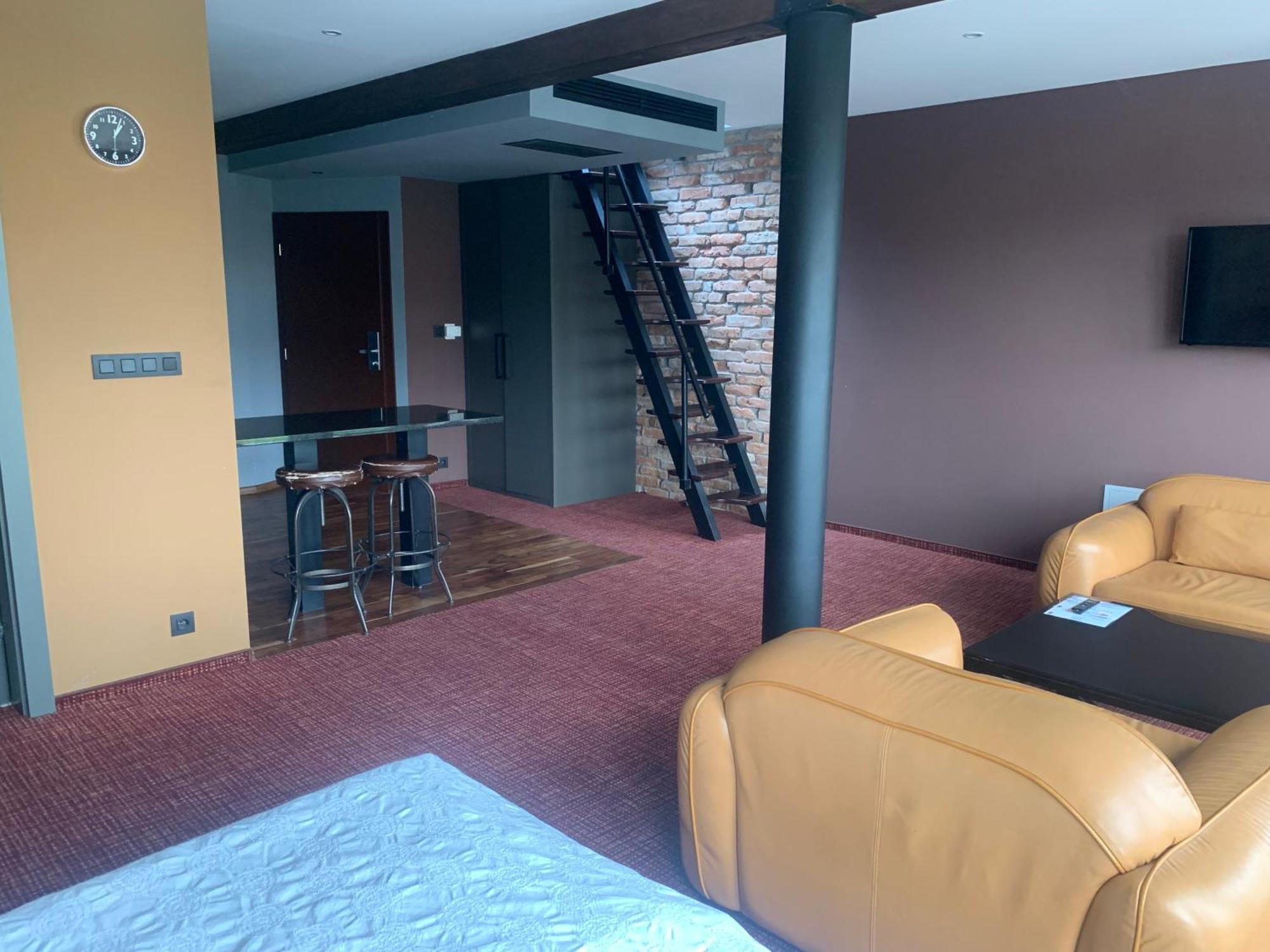 Hotel Alexander'S Nitra Bagian luar foto