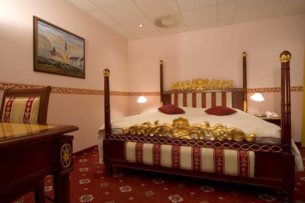 Hotel Alexander'S Nitra Bagian luar foto